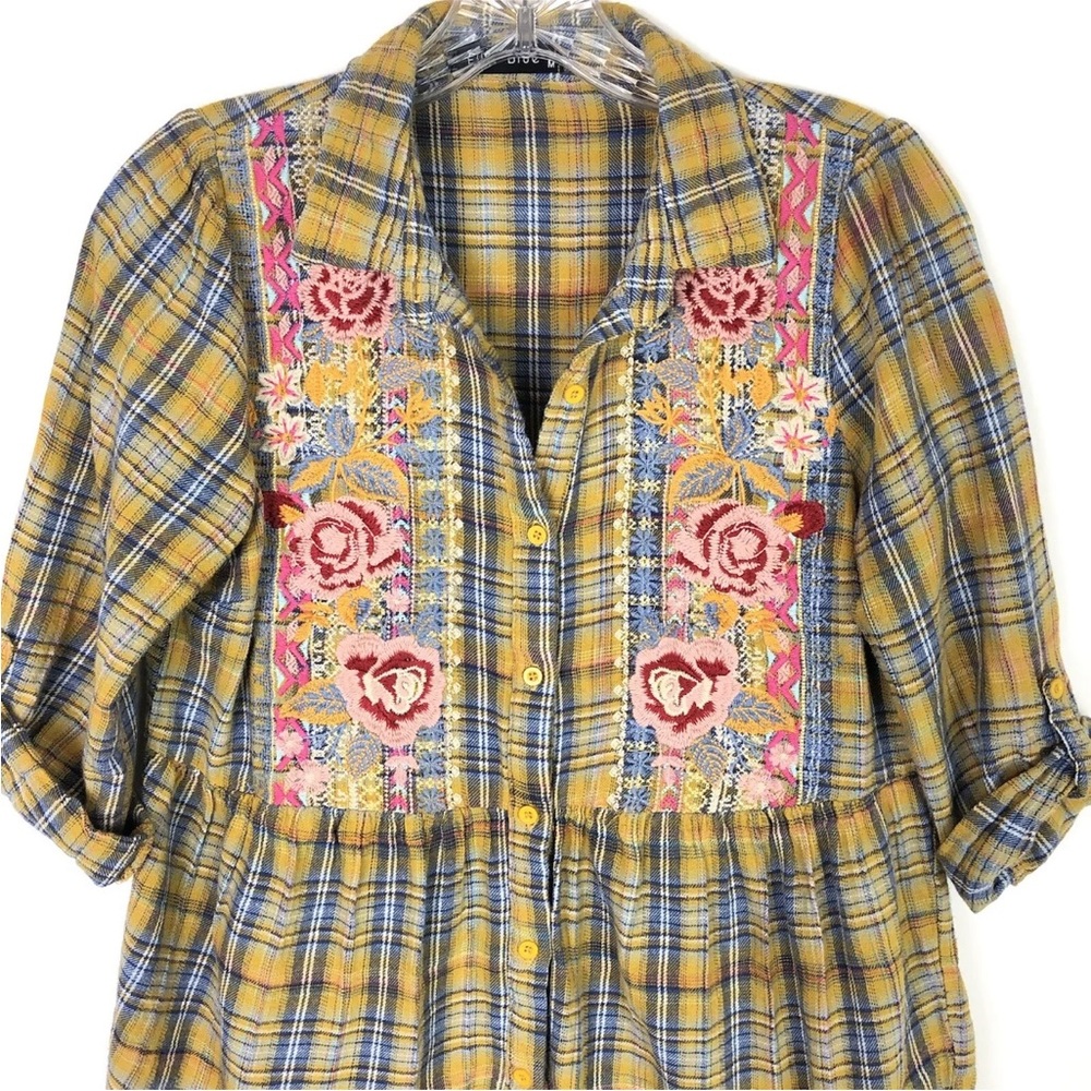 Ella Blue plaid 3/4 tab sleeve embroidered floral raw hem top
Size Medium